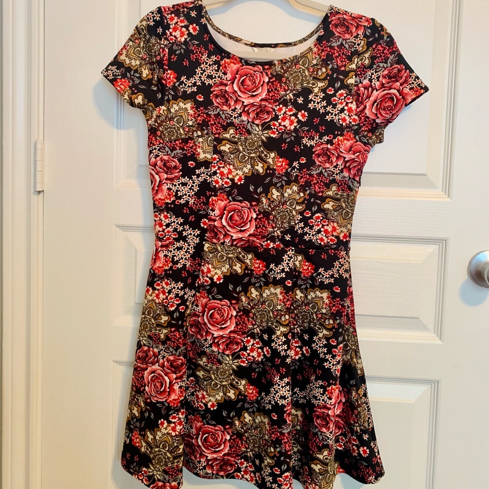 Floral classic dress with short sleeves